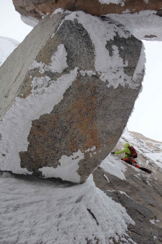 Roli Striemitzer am Cerro Standhardt unter dem riesigen Klemmblock in der ersten Seillänge. | Foto: Mautz Much