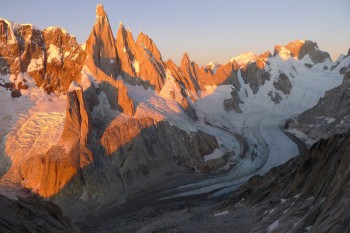 Der steile Granit der Cerro Torre Gruppe in Patagonien zieht Bergsteiger und Kletterer aus aller Welt an. | Foto: Roli Striemitzer