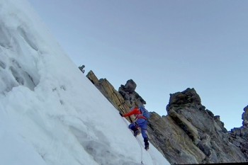 Der Abstieg vom Dom erfolgt vom Festijoch auf den Hohberggletscher (Normalweg). | Foto: Ben Weiler