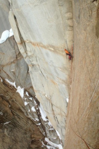 Die Psycho Vertical am Torre Egger fordert physisch und psychisch: Der Argentinier Inaki am Stand. | Foto: Korra Pesce