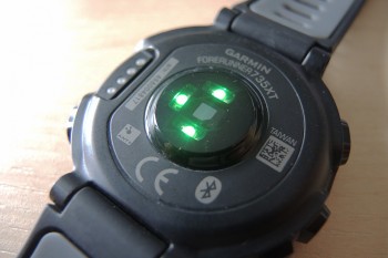 Durch die Pulsmessung am Handgelenk liefert die Garmin FR 735XT zuverl&auml;ssige Daten. | Foto: Arnold Zimprich