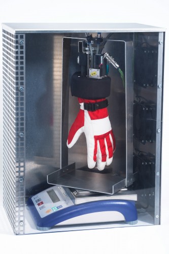 Analog zu Schuhen wird auch bei Handschuhen die Atmungsaktivit&auml;t gepr&uuml;ft. Statt einer Socke wird allerdings ein Membran-Handschuh mit Wasser geflutet, erw&auml;rmt und nach Ablauf des Testzeitraums auf Gewichtsverlust kontrolliert. Leichter Wind und ein kontrolliertes Raumklima simulieren dabei winterliche Bedingungen.