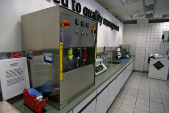 Wie gut ist die Qualit&auml;t der Laminate? Der Test im Crumpleflexer simuliert die Belastung beim Gehen in den Kniekehlen. Auch danach m&uuml;ssen die Stoffe verl&auml;sslich dicht halten. | Foto: Judith Hackinger