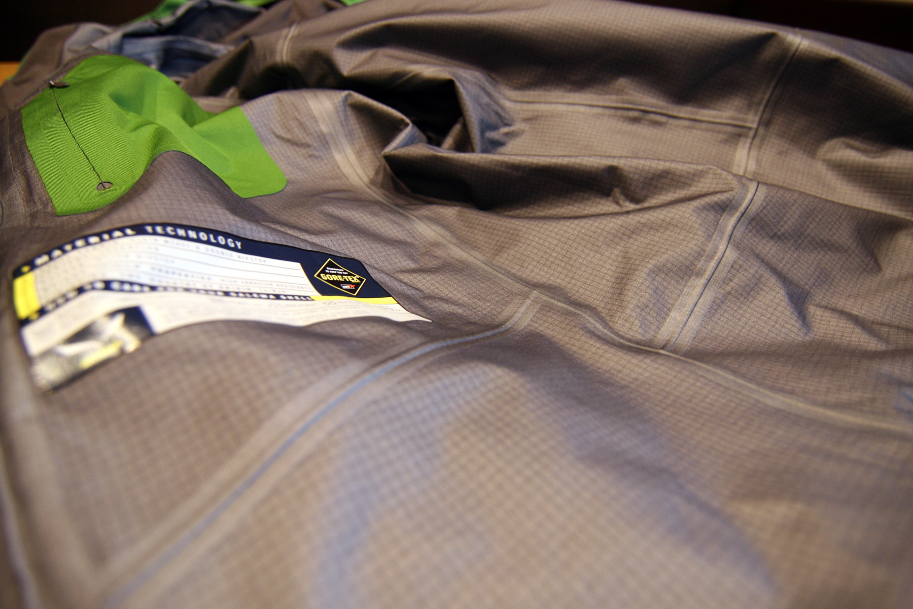 Die Reihenfolge, in die N&auml;hte an Gore-Tex-Produkten verschwei&szlig;t sind, ist kein Zufall. Jedes St&uuml;ck aus der Serienproduktion entspricht exakt dem von Gore freigegebenen Prototyp. | Foto: Judith Hackinger