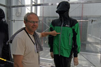 Stefan Marscher ist der Regenmann in den Gore-Labors in Feldkirchen-Westerham. Auch nach jahrelanger Erfahrung ist der Textiltechniker immer wieder &uuml;berrascht, welche Wege Wasser ins Innere einer Jacke finden kann. | Foto: Judith Hackinger 