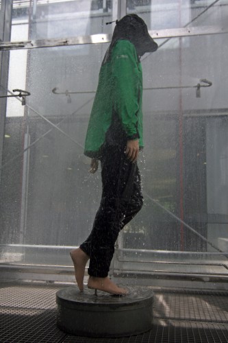Eine Stunde gnadenloser Regen aus allen Richtungen: Gore-Tex-Bergsportjacken im High-End-Bereich m&uuml;ssen den Tr&auml;ger auch unter diesen Bedingungen verl&auml;sslich trocken halten. | Foto: Judith Hackinger