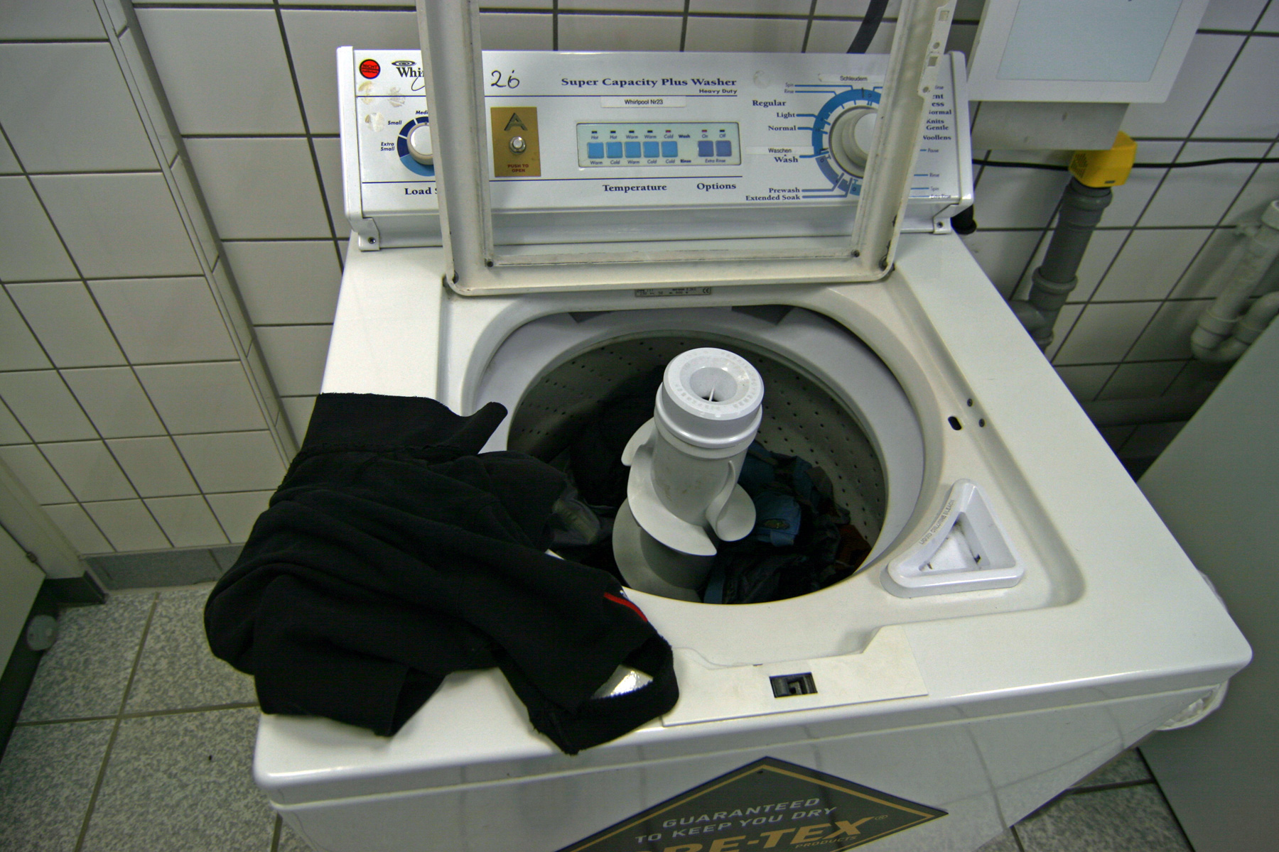 Amerikanische Waschmaschinen sind nicht gerade zimperlich. Mit Hilfe der Maschine werden im Gore-Labor Kleidungst&uuml;cke k&uuml;nstlich gealtert. Auch nach 500 Stunden Dauerbelastung m&uuml;ssen die Produkte noch wasserdicht und einsatzf&auml;hig sein. Ein einfaches T-Shirt liegt da schon lange in Fetzen. | Foto: Judith Hackinger