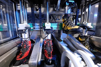 Outdoorschuhe sind im Quality-Flexer beispielsweise 500.000 Schritte &bdquo;unterwegs&ldquo;. &Uuml;ber Sensoren wird eindringende Feuchtigkeit erkannt, die Fehlerquelle im Anschluss &uuml;berpr&uuml;ft. | Foto: W. L. Gore & Associates