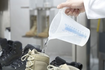Wesentlich schneller l&auml;sst sich die Dichtigkeit von Schuhen in der Zentrifuge &uuml;berpr&uuml;fen. Hierf&uuml;r wird Wasser direkt in den Schuh gekippt. Ein St&uuml;ck farbiges L&ouml;schpapier unter der Sohle l&auml;sst austretende Wassertropfen sofort erkennen. | Foto: W. L. Gore & Associates