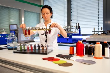 Im Schuhlabor kommen s&auml;mtliche in Schuhen verarbeitete Textilien (Bild), Prototypen und Stichproben aus der Serienproduktion auf den Pr&uuml;fstand. | Foto: W. L. Gore & Associates