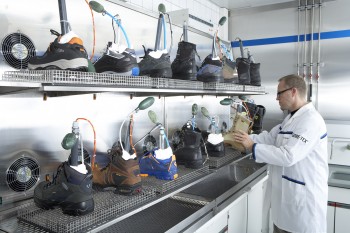 Im "Schwitztest" wird eine Gore-Tex-Socke im Schuh mit Wasser geflutet und erw&auml;rmt. &Uuml;ber den Gewichtsverlust zeigt sich, wie viel Feuchtigkeit im Testzeitraum durch den kompletten Schuh entweichen konnte. | Foto: W. L. Gore & Associates