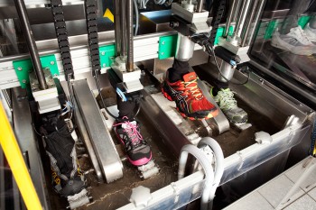 Im Quality-Flexer absolvieren Gore-Tex-Schuhe einen Belastungstest. Das Pr&uuml;fger&auml;t simuliert Gehbewegungen in einem Wasserbecken, die Tiefe variiert je nach Einsatzbereich der Schuhe.| Foto: W. L. Gore & Associates