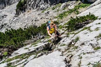 Kurz unterhalb des Schönen Fleck (einem Sattel) müssen Gipfelaspiranten auf der Hochkalter-Überschreitung eine kurze Steilstufe überwinden (UIAA 2). | Foto: Franz Güntner