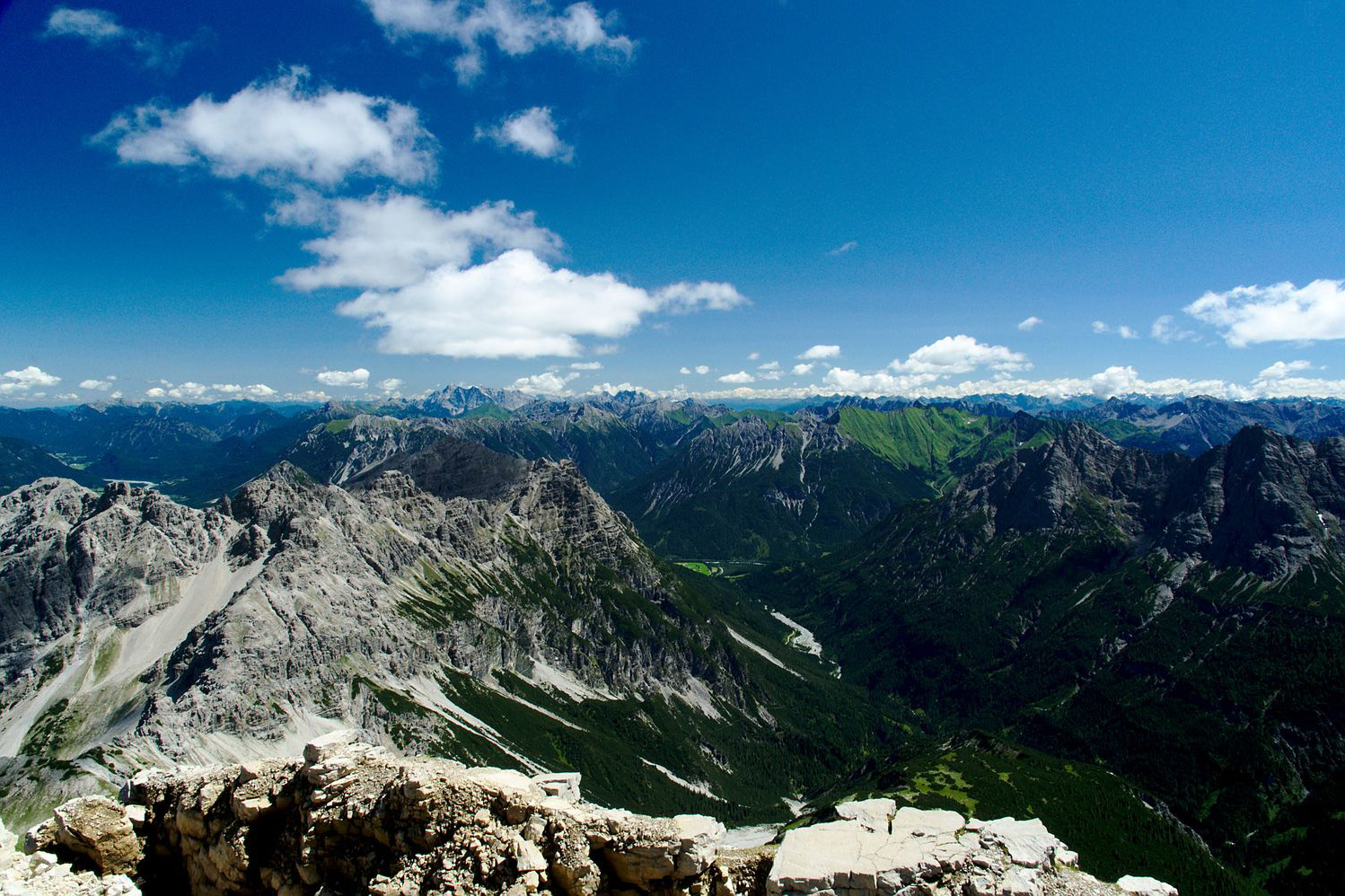 Vom Hochvogel bietet sich ein 360-Grad-Panorama vom Feinsten. Hier der Blick hinunter in das Schwarzwasser-Tal. | Foto: Sabine Dettling