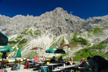 Gastlichkeit am Berg: Die S&uuml;dterrasse des Prinz-Luitpold-Hauses. | Foto: Sabine Dettling