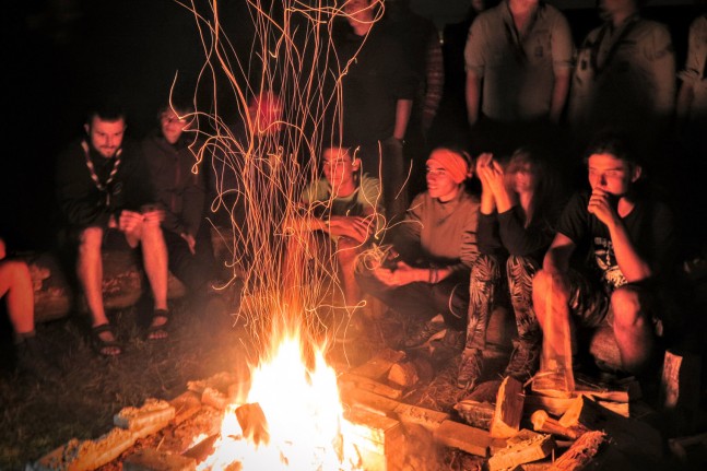 Nach dem Abstieg in das nahe gelegene Zărnești, treffen wir uns im Tal mit den Pfadfindern, die wir auf unserer Tour kennengelernt haben, auf einen Lagerfeuerabend wieder. | Foto: Tobias Kupek