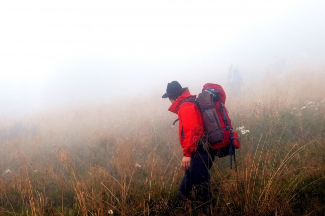 Mit Regenschauern und Hochnebel ist im August in den Karpaten immer mal wieder zu rechnen. Auf den Hütten kann man sich aber wieder gut trocknen. | Foto: Tobias Kupek