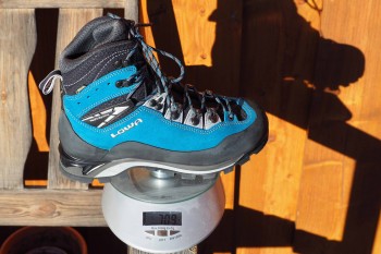 Frisch aus dem Schuhkarton mache ich zunächst den Gewichts-Test: rund 700 Gramm bringt der Lowa Cevedale Pro GTX auf die Waage und liegt damit gut im Mittelfeld. | Foto: Julia Gebauer