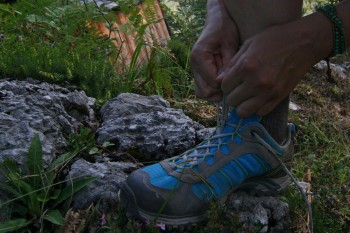 Das Variofix-Schnürsystem läuft um die gesamte Schaftöffnung. Beim Schnüren wird der Schuh auch an der Ferse fixiert. Der Fuß hat dadurch optimalen Halt. | Foto: Fam. Hackinger