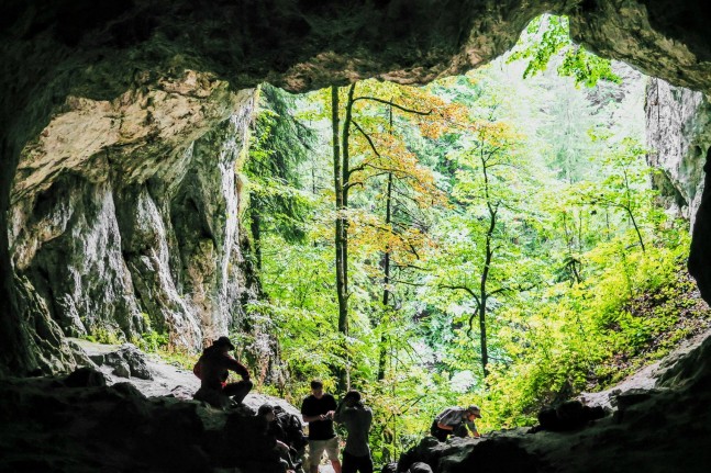 Nach einer langen Anreise mit dem Zug und der ersten Nacht im Zelt finden wir uns am Beginn unserer 62 Kilometer langen Wander- und Bergtour durch die südlichen Karpaten wieder. Mit der großen Höhle am Wegesrand gibt es auch schon das erste Highlight. | Foto: Tobias Kupek