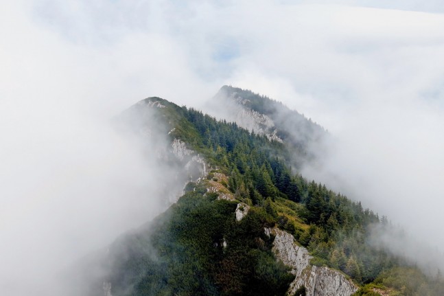 Highlight des Königsteingebirges (Piatra Craiului) ist der lange markante Grat, den wir am dritten Tag unserer Karpaten-Tour von Nordosten erreichen. | Foto: Tobias Kupek