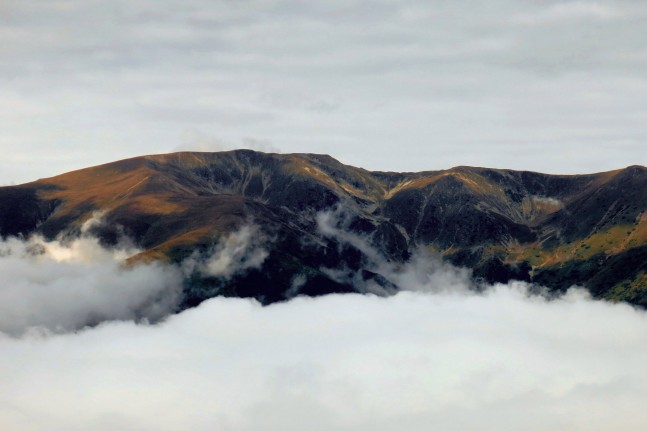 Auf unserer Wanderung legen wir ganz schön Höhenmeter zurück. Bis auf 2.100 Meter gelangt man im Karpaten-Gebiet bei Brasov problemlos. Je nach Wetter kommt man da auch schon mal über die Wolken. | Tobias Kupek