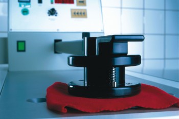 Die Atmungsaktivit&auml;t wird beim MVTR-Test &uuml;berpr&uuml;ft. | Foto: W. L. Gore & Associates