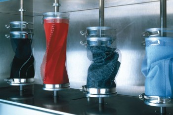 Der Crumpleflexer pr&uuml;ft die Knickstabilit&auml;t und Langlebigkeit. | Foto: W. L. Gore & Associates
