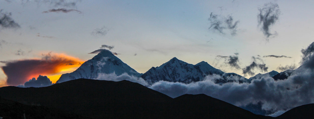 Abendstimmung am Daulaghiri beim Mountaibiken in Nepal.