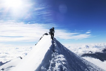 Balanceakt am Gipfelgrat des Strahlhorn. | Foto: Ben Weiler