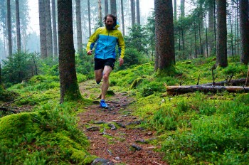 Die Stollen graben sich in den weichen Waldboden und sorgen für herausragenden Grip. | Foto: Flo Glott