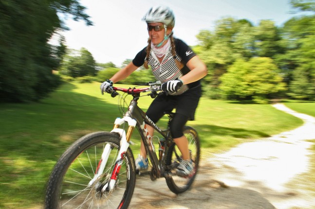 Ein satter Downhill? Viele Frauen werden in der Schwangerschaft vorsichtiger. Das eigene Bauchgefühl ist meist der beste Ratgeber, was und wieviel man sich und dem Ungeborenen zumuten kann. | Foto: Monika Huber