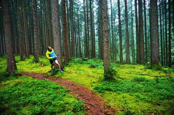 Selbst Kurven auf rutschigen Wurzeltrails stellen für den Salomon Speedcross 4 GTX kein Problem dar. | Foto: Flo Glott