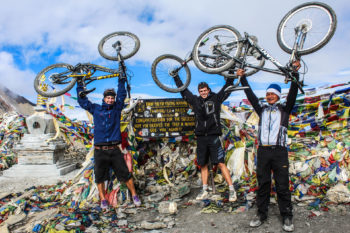 Drei Mountainbiker am Himalaya-Pass Thorung La