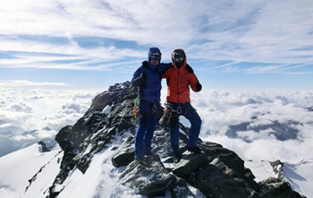 Gipfelerfolg am 4.190 Meter hohen Strahlhorn. | Foto: Ben Weiler