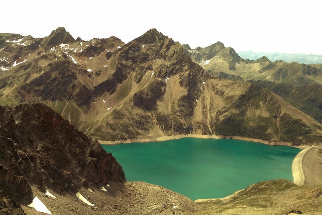 Der Finstertaler Stausee (2.355 Meter) in den Stubaier Alpen fasst 60 Mio. Kubikmeter Wasser. Erreichbar ist der Speichersee in ca. 1,5 Stunden als Zwischenziel auf dem Weg von K&uuml;htai auf den Sulzkogel (3.016 Meter). | Foto: Christian Greither Photography