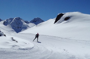 Auf der H&ouml;henloipe am Pitztaler Gletscher hat Eva beim Testen des Fischer Carbonlite Skate H-Plus richtig viel Spa&szlig;, denn sie kann mit dem Rennski ordentlich Gas geben. | Foto: Eva Eder