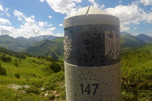 Grenzstein 147 am Haldenwanger Eck: Der s&uuml;dlichste Punkt Deutschlands mit Blick auf &Ouml;sterreich. Um diese Aussicht genie&szlig;en zu d&uuml;rfen, k&auml;mpften wir uns den ganzen Vormittag auf das Haldenwanger Eck - Fahrr&auml;der tragen geh&ouml;rt leider auch dazu. | Foto: Lukas Bayerle