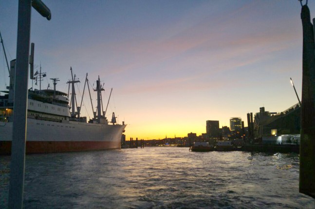 Kurz vor dem Ziel legen wir einen Pausentag in Hamburg ein. Die Hafenrundfahrt bei Sonnenuntergang ist schon sehr beeindruckend! Zur Abwechslung lassen wir es uns dann im 4-Sterne-Hotel noch richtig gut gehen. Von hier sind es nur noch zwei Tage bis nach Sylt, dem n&ouml;rdlichsten Punkt Deutschlands! | Foto: Lukas Bayerle