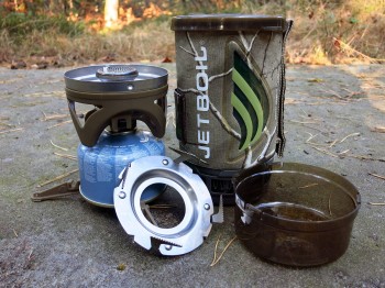 So viel Zubehör gehört zum Jetboil Flash: Standfuß, Kartusche, Brenner - und alles passt in den Ein-Liter-Topf, der mit Deckel und Schutzkappe daherkommt. | Foto: Iris Schulte Renger