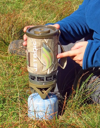 Praktisch ist die Wärmeanzeige am Jetboil Flash PCS: Verfärben sich die Blitze orange, kocht das Wasser. | Foto: Iris Schulte Renger