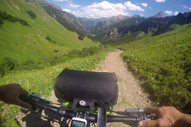 Startschuss f&uuml;r unsere Deutschland-Radtour von S&uuml;d nach Nord: Nach 30 Kilometern bergauf gibt es endlich die lang ersehnte Abfahrt bis ins Tal. Der abschnittsweise steile Weg ist eindeutig nicht f&uuml;r Fahrr&auml;der gedacht. Trotzdem bringt die zum Teil schnell befahrbare Strecke auch viel Spa&szlig; und einen beeindruckenden Blick &uuml;ber das Tal. | Foto: Lukas Bayerle