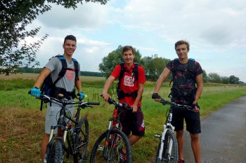 Lukas Bayerle, Markus Lautner und Martin Kugler (von links) - wir sind 17 Jahre alt. Zusammen sind wir letztes Jahr schon nach Wien geradelt. Jetzt ist unser neues Ziel Sylt - nicht immer auf dem direkten Weg. | Foto: Lukas Bayerle
