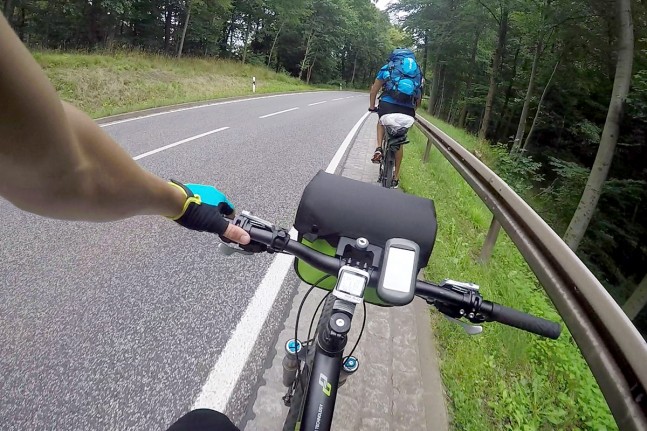 Schon nach wenigen Tagen stellen wir fest, warum wahrscheinlich noch niemand diese Route durch Deutschland geradelt ist: Im Mittelgebirge fahren wir nahezu den ganzen Tag entlang von Hauptstra&szlig;en. Das st&auml;ndige Bergauf ist auf Dauer mit Gep&auml;ck wie Zelt, Schlafsack und Isomatte wirklich anstrengend. Doch die schnellen Abfahrten mit durchschnittlich 60 km/h retten die Motivation. | Foto: Lukas Bayerle