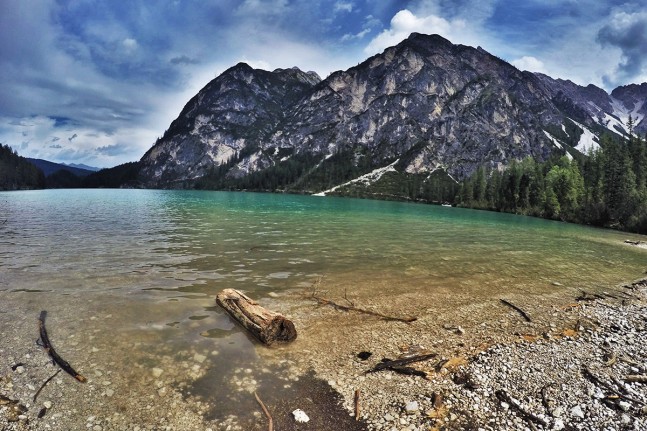 Der Pragser Wildsee (1.494 Meter) in S&uuml;dtirol liegt im Naturpark Fanes-Sennes-Prags und ist Teil des Unesco-Welterbes der Dolomiten. Heute ist er einer der meist besuchten Seen S&uuml;dtirols. | Foto: Christian Greither Photography
