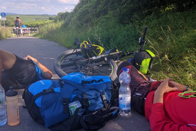 Mittagsschlaf ist eben doch nicht nur was f&uuml;r Rentner! Die Weinberge vor Schweinfurt fordern uns mehr als erwartet. Unser Radweg folgt dem Main entgegen aller Hoffnungen nur abschnittsweise. Dennoch schaffen wir heute 140 Kilometer ohne gro&szlig;e Anstrengung. Nun sind wir dem Ziel unserer Radtour ein gutes St&uuml;ck n&auml;her. | Foto: Lukas Bayerle