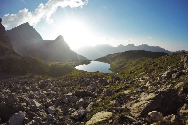 Der Rappensee (2.047 Meter) liegt in einer Karmulde mit mehreren Seen im Zentralen Hauptkamm der Allg&auml;uer Alpen. Direkt am See befindet sich die gr&ouml;&szlig;te aller 327 H&uuml;tten des Deutschen Alpenvereins - die Rappenseeh&uuml;tte. Erreichbar ist der Bergsee von Deutschland (Parkplatz der Fellhornbahn bei Oberstdorf, ca. 3,5 Stunden) sowie von &Ouml;sterreich aus (Lechtal, ca. 3 Stunden). | Foto: Christian Greither Photography