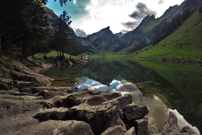 Die idyllische Lage, das gut ausgebaute Wandernetz, das klare Bergwasser und die direkt am See gelegenen Berggasth&auml;user machen den Seealpsee (1.141 Meter) im Schweizer Alpsteingebiet zu einem beliebten und lohnenswerten Ausflugsziel. | Foto: Christian Greither Photography