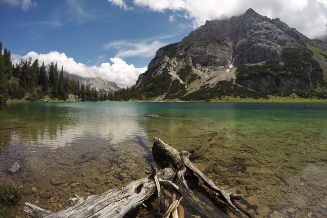 Der romantische Seebensee liegt auf 1.657 Metern in der Mieminger Kette gegen&uuml;ber der Tiroler Zugspitzarena. Eine sch&ouml;ne Rundtour f&uuml;hrt von Ehrwald &uuml;ber den Seebensee zur Coburger H&uuml;tte und zum Drachensee. Von dort geht es &uuml;ber das Tajat&ouml;rl, durch das Brendlkar und &uuml;ber die Ehrwalder Alm zur&uuml;ck nach Ehrwald. | Foto: Christian Greither Photography