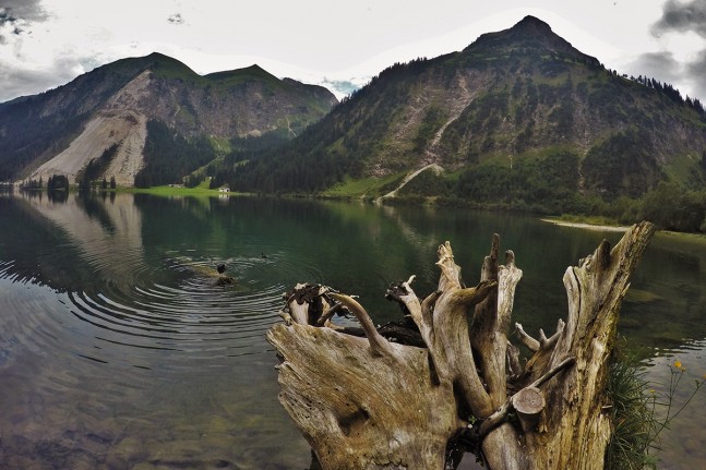 Aus dem Vilsalpsee (1.165 Meter) im Tannheimer Tal entspringt der Fluss Vils. Von Tannheim aus kann man den Bergsee zu Fu&szlig; erreichen oder zu bestimmten Zeiten auch mit dem Bus oder Auto. Er ist Ausgangspunkt weitere Wanderziele wie den Traualpsee. | Foto: Christian Greither Photography